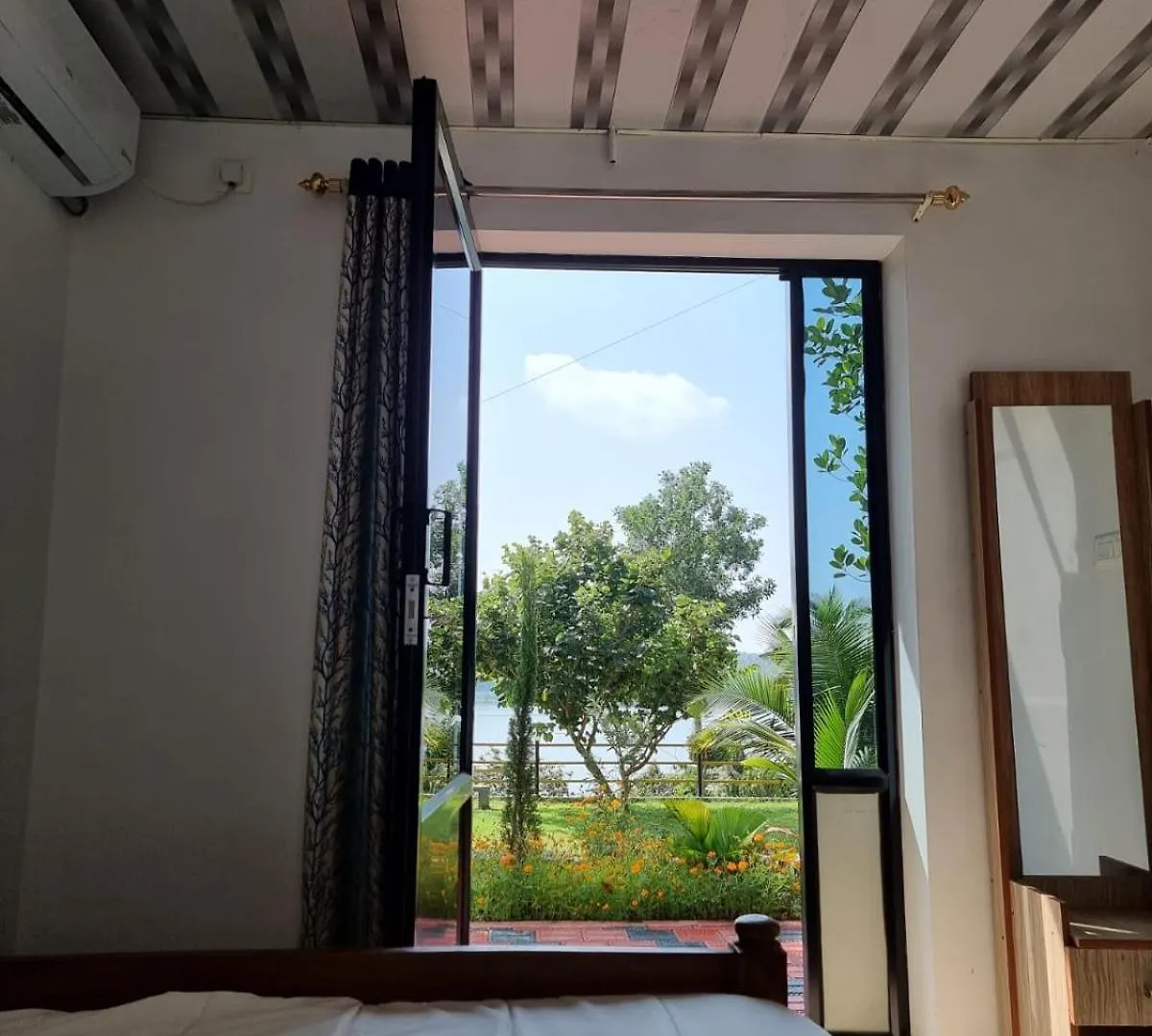 게스트하우스 Kayaltheeram Resort & Homestay Paravūr
