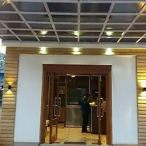 Hotel Premier Tourist Home, Kizhake Chalakudi
