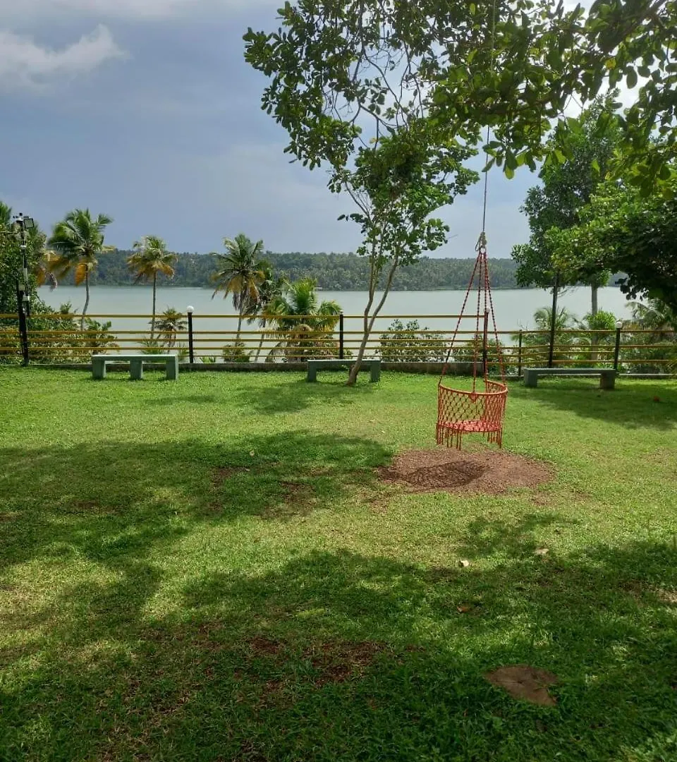 Paravūr Kayaltheeram Resort & Homestay הודו