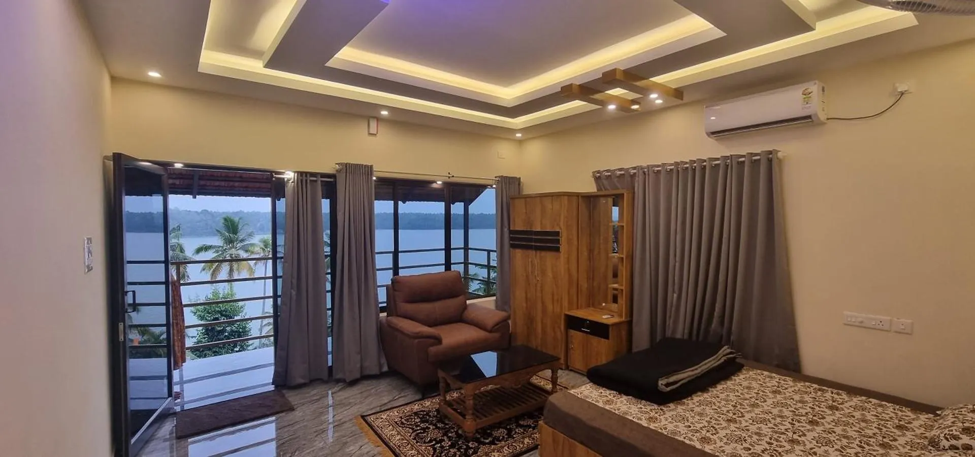 Paravūr Kayaltheeram Resort & Homestay בית הארחה