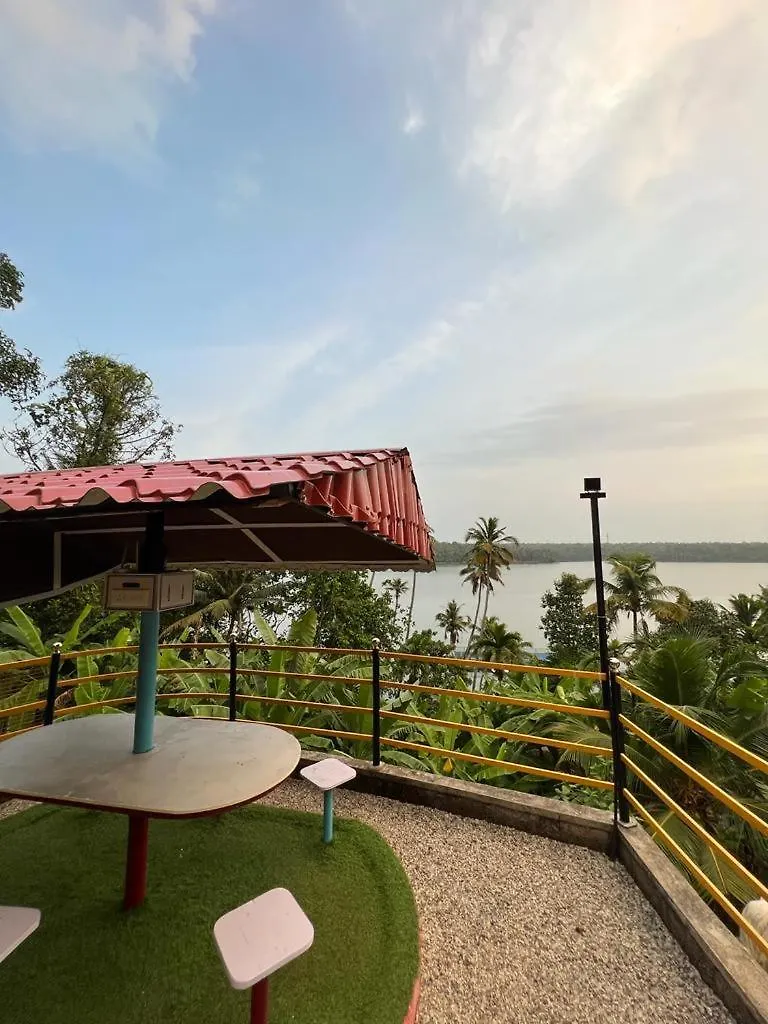 Kayaltheeram Resort & Homestay Paravūr