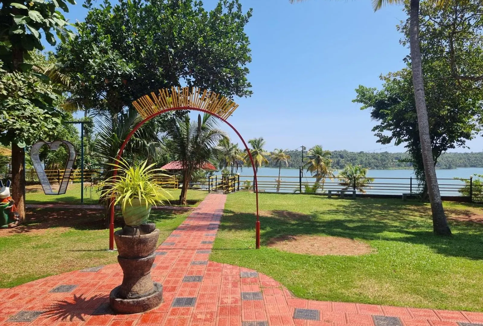 Kayaltheeram Resort & Homestay Paravūr インド