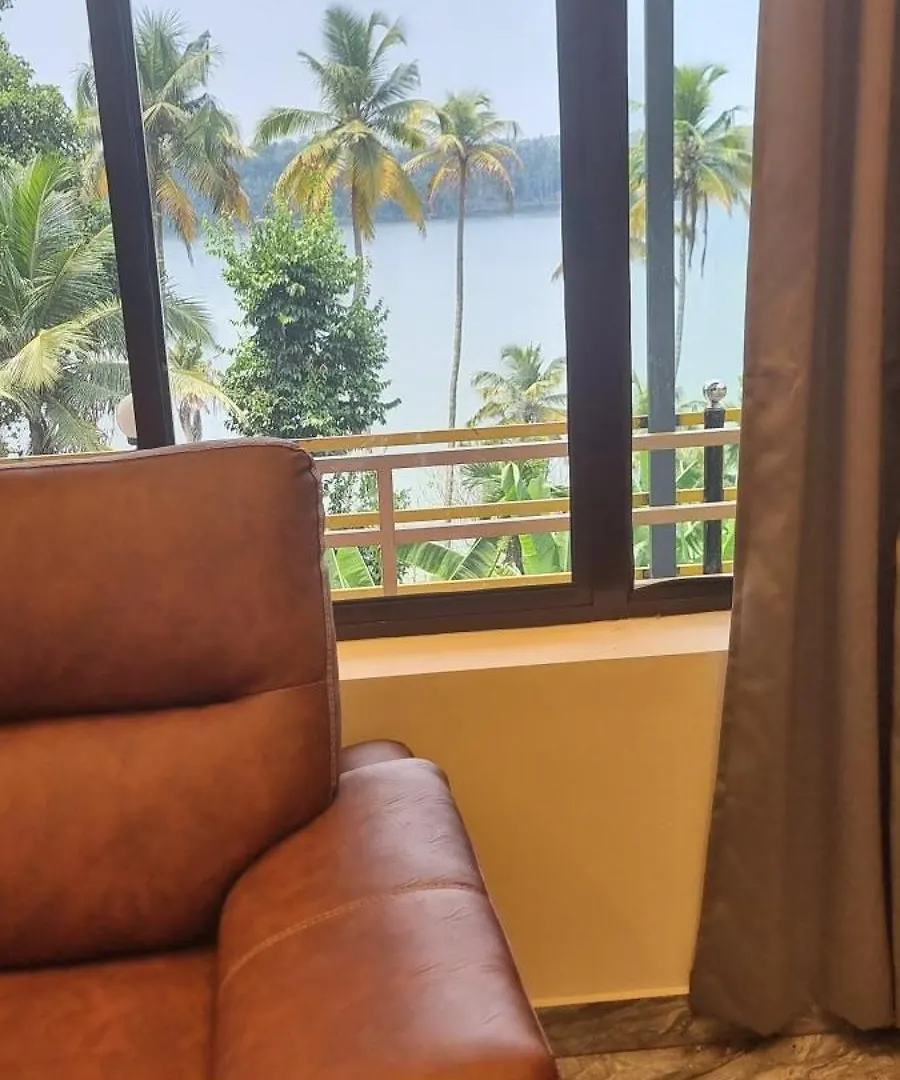 Kayaltheeram Resort & Homestay Paravūr